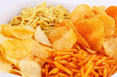 這6種常吃零食對身體危害大，孩子想吃也別縱容！
